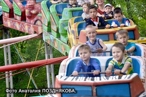 За качелями присмотрят