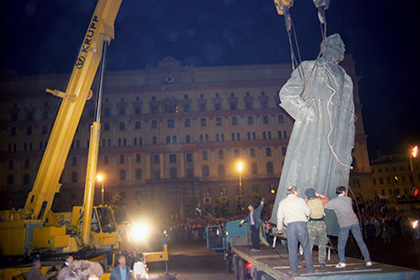 Коммунисты усомнились в законности сноса памятника Дзержинскому